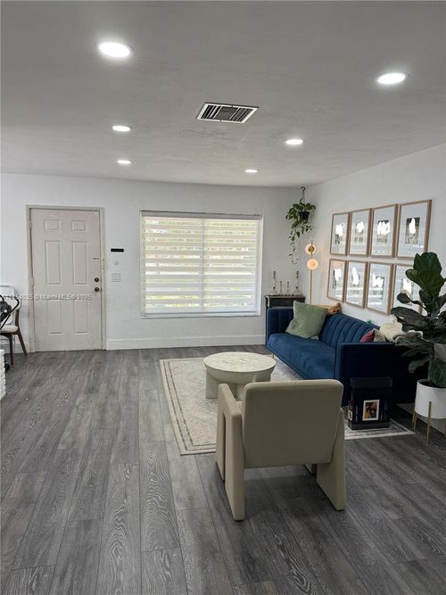 822 Ne 8th St, Hallandale Beach, FL, 33009-2625 | Card Image