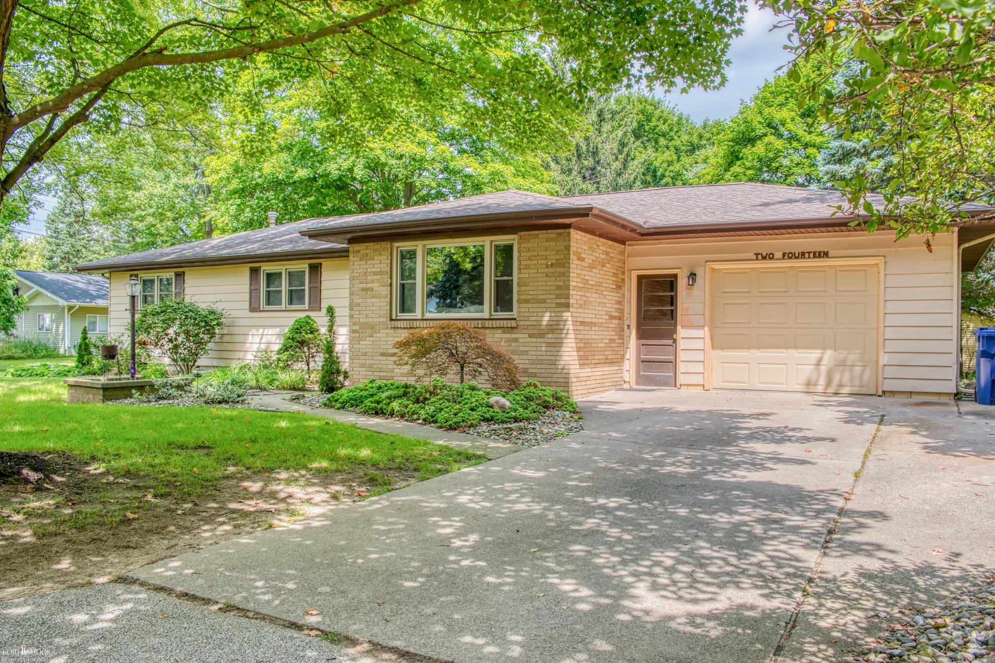 Oak St, Corunna, MI 48817