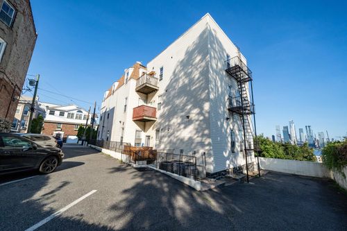 6-5 Oak St, Weehawken, NJ, 07086-5607 | Card Image