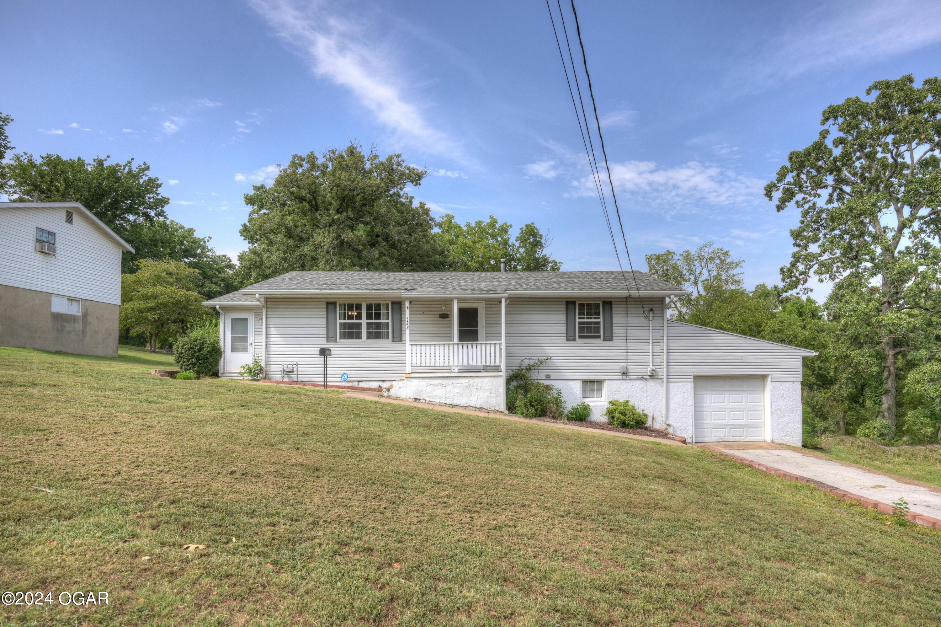 Pearl St, Neosho, MO 64850