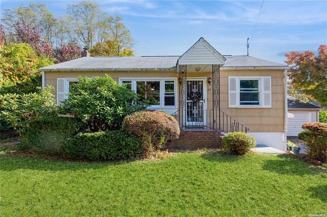 View of front of home featuring a front yard | Image 20