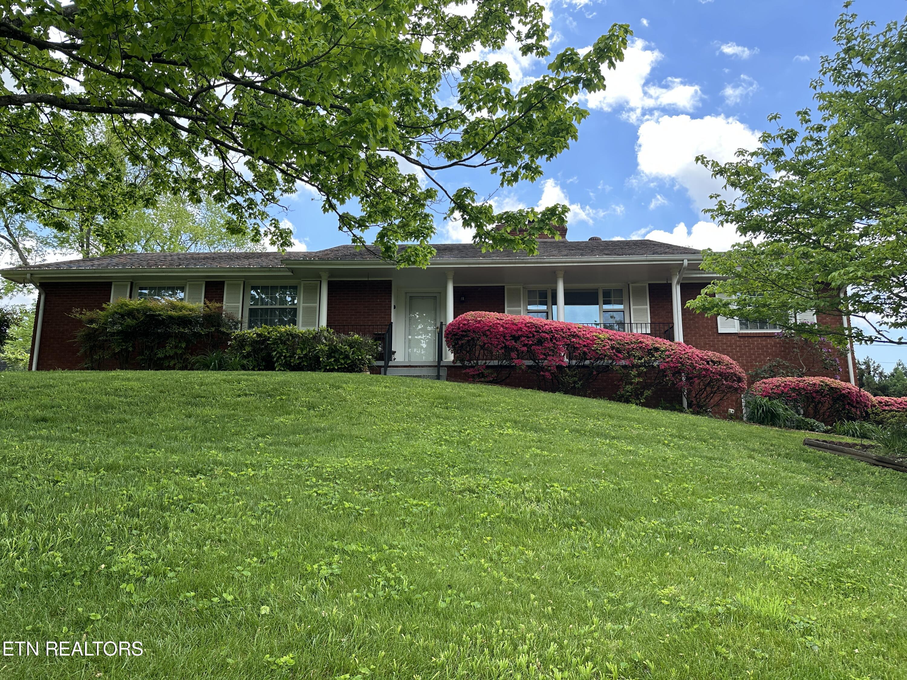 Cresthill Dr, Knoxville, TN 37919
