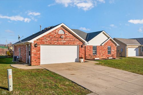 213 Dunn Dr, Trafalgar, IN, 46181-8691 | Card Image