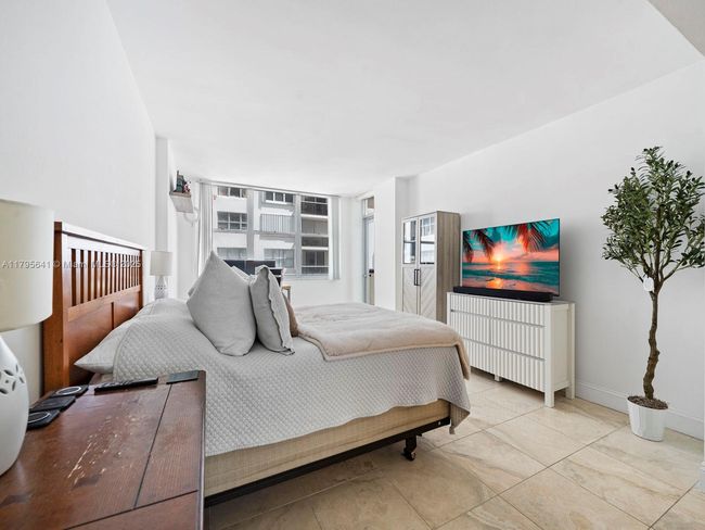 APT-1015 - 6039 Collins Ave, Condo with 1 bedrooms, 2 bathrooms and null parking in Miami Beach FL | Image 16