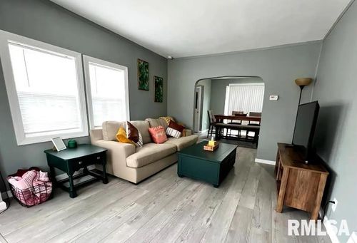 235 W 32nd St, Davenport, IA, 52803-1152 | Card Image