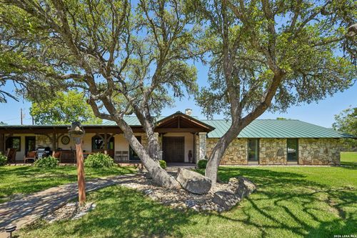 722 W Lacey Oak Pkwy, Kerrville, TX, 78028-2019 | Card Image