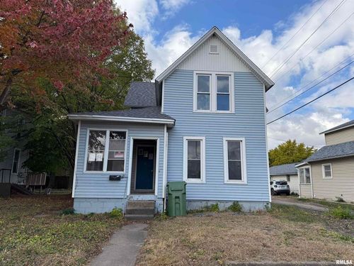 2104 Pershing Blvd, Clinton, IA, 52732-2235 | Card Image