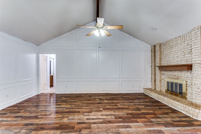 104 Ne Rosamond St, House other with 3 bedrooms, 2 bathrooms and null parking in Burleson TX | Image 6