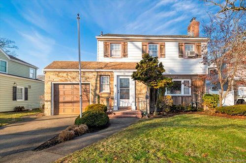 31 Alden Ct, Malverne, NY, 11565-2104 | Card Image