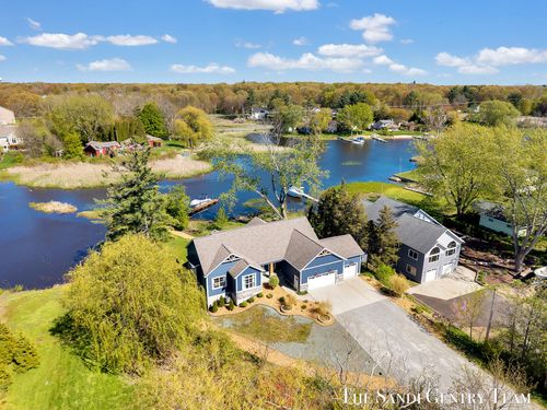 17940 Cove St, Spring Lake, MI, 49456-1236 | Card Image