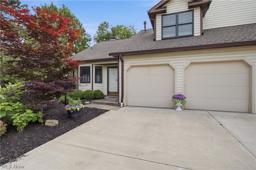 8-700 Hampton Cir, Aurora, OH, 44202 | Card Image