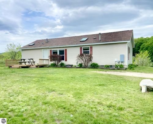 6141 E Hoxie Rd, Cedar, MI, 49621-8619 | Card Image