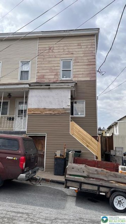 208 Bowe St, Tamaqua, PA, 18252-2432 | Card Image