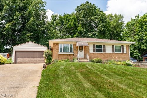 3851 Regentview St Ne, Canton, OH, 44705-3911 | Card Image
