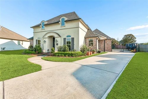107 Iris Ct, Belle Chasse, LA, 70037-1665 | Card Image