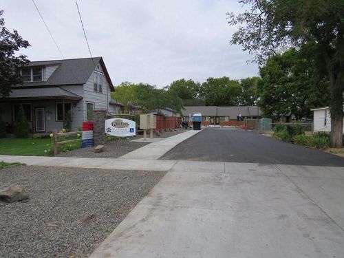 141 W Broadway Ave, Milton-Freewater, OR, 97862-1864 | Card Image