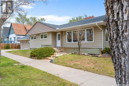 1011 3rd Ave Ne, Moose Jaw, SK, S6H1E6 | Card Image