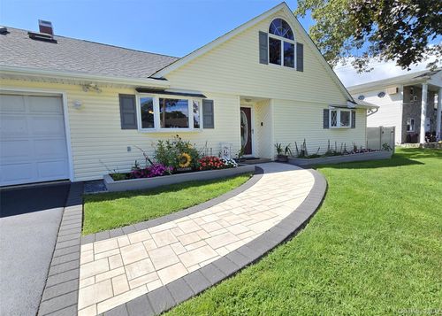 16 Ballad Cir, Holbrook, NY, 11741-3807 | Card Image