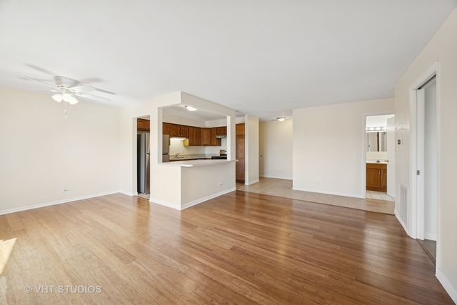 APT-205 - 1121-W Hinswood Dr, Condo with 2 bedrooms, 2 bathrooms and 1 parking in Darien IL | Image 5