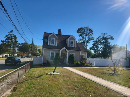 61 Wheeler Rd, Central Islip, NY, 11722-2124 | Card Image