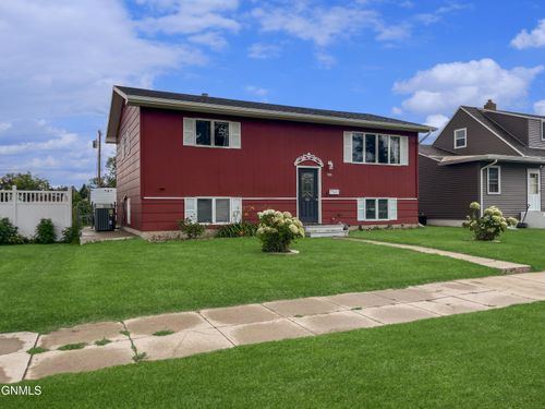 910 8th Ave W, Williston, ND, 58801-4932 | Card Image