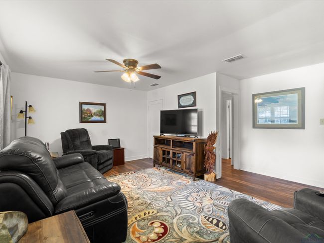 207 Katherine Dr, House other with 3 bedrooms, 2 bathrooms and null parking in Daingerfield TX | Image 4