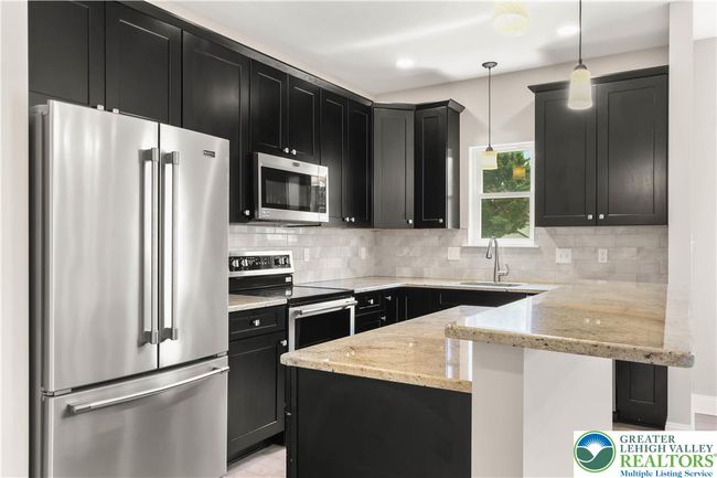 721 7 Th St, House other with 3 bedrooms, 3 bathrooms and null parking in Whitehall PA | Image 16