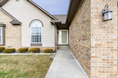 5010 Sandalwood Dr, Grand Blanc, MI, 48439-4260 | Card Image