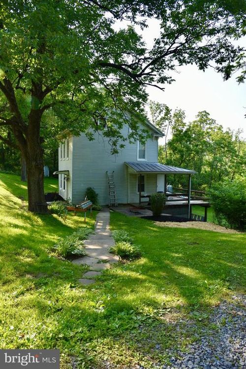 1689 Old Route 22, LENHARTSVILLE, PA, 19534-9301 | Card Image