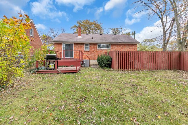 991 Parkview Ave, House other with 5 bedrooms, 2 bathrooms and 2 parking in Windsor ON | Image 23