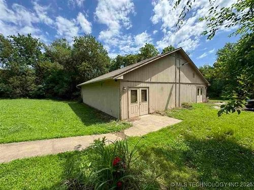 802 E Brissy St, Cushing, OK, 74023-2006 | Card Image