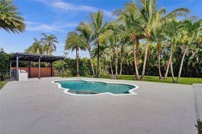 HUGE POOL AND PATIO WITH BAR-B-QUE | Image 3