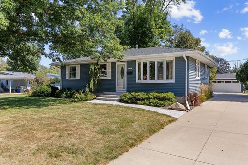 3858 Northwood Dr Ne, Cedar Rapids, IA, 52402-2760 | Card Image