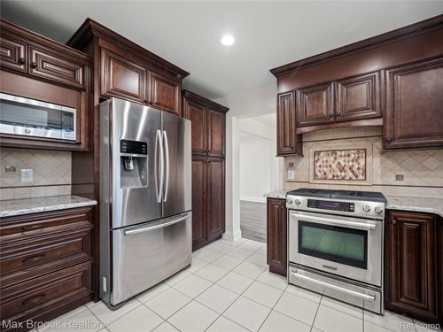 6150 Anne Dr, West Bloomfield, MI, 48322-3139 | Card Image