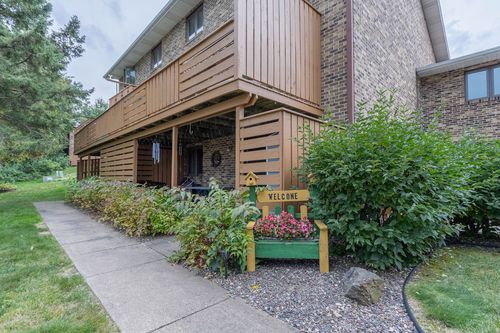 553 Goldsmith St, Chippewa Falls, WI, 54729-1352 | Card Image