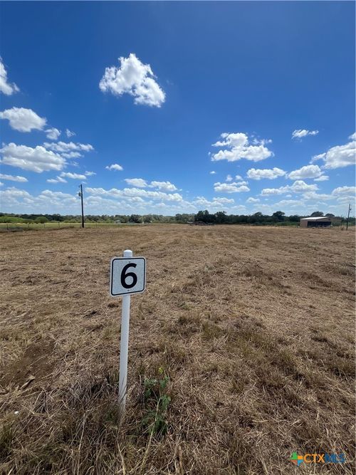275 Cannon North Dr, Gonzales, TX, 78629-2139 | Card Image