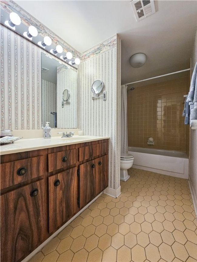 APT-209E - 2120 Greentree Rd, Condo with 2 bedrooms, 2 bathrooms and null parking in Pittsburgh PA | Image 8