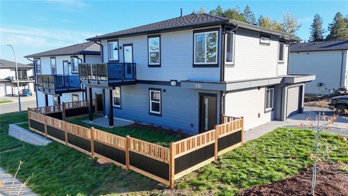 631 Eighth St, Nanaimo, BC, V9R0K9 | Card Image