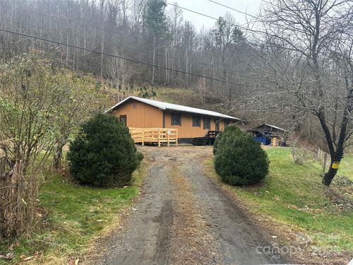 321 Racoon Branch Rd, Green Mountain, NC, 28740-7802 | Card Image