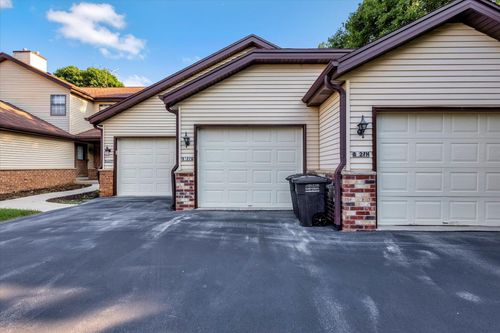 unit-b-8127 S Legend Dr, Franklin, WI, 53132-9626 | Card Image