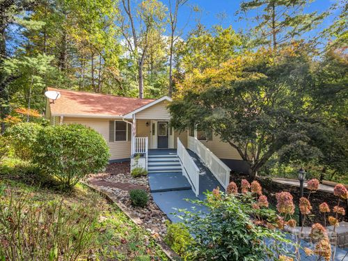 204 Pine Berry Cir, Hendersonville, NC, 28739-8875 | Card Image