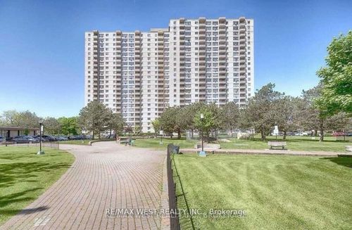 513-390 Dixon Rd, Etobicoke, ON, M9R1T4 | Card Image