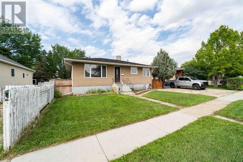 838 8 St Se, Medicine Hat, AB, T1A1M8 | Card Image
