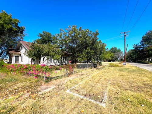 525 Washburn St, Taylor, TX, 76574-3670 | Card Image