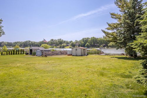 4851 Shoreline Blvd, Waterford, MI, 48329-1661 | Card Image
