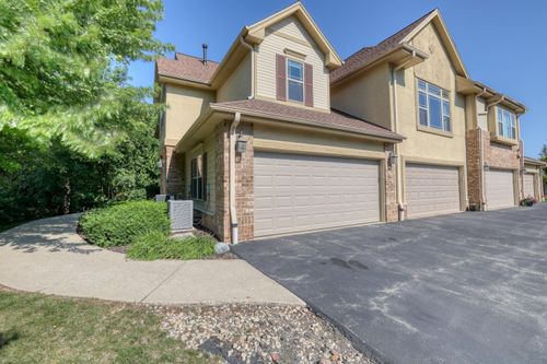 8667 S Deerwood Ln, Franklin, WI, 53132-8007 | Card Image