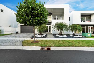 10055 Nw 77th St, House other with 5 bedrooms, 5 bathrooms and null parking in Doral FL | Image 2