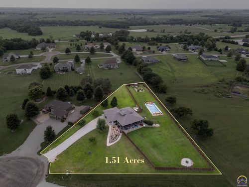 9826 Greenview Dr, Meriden, KS, 66512-8922 | Card Image