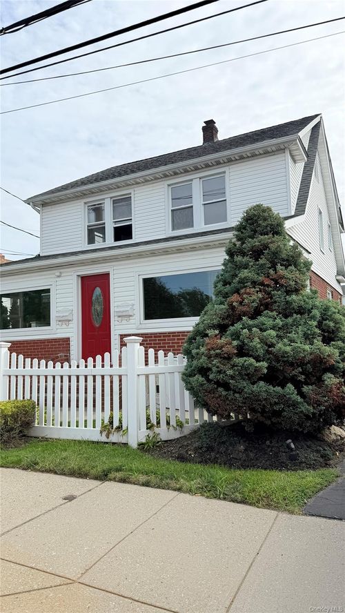557 Newbridge Rd, East Meadow, NY, 11554-5217 | Card Image