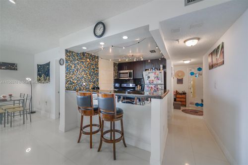 e-809-800 N Miami Ave, Miami, FL, 33136-3543 | Card Image